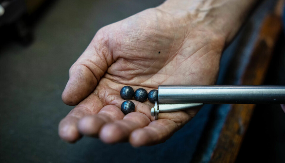 SPESIALKULER: Rundkulene i kaliber .457 og støpt i reint bly før de er smurt inn med en blanding av talg og bivoks. SPESIALKULER: Rundkulene i kaliber .457 og støpt i reint bly før de er smurt inn med en blanding av talg og bivoks.