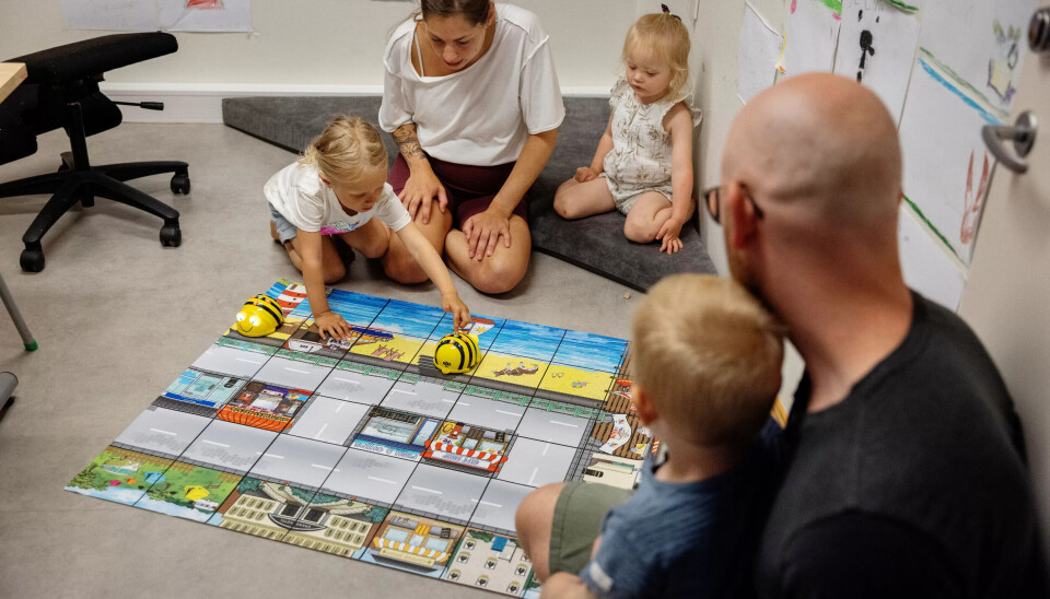 SMÅ PROGRAMMERERE: Nora programmerer Beebot til å gå fra stranda til butikken. Fagarbeider Mari Erland og Mia følger med på om roboten gjør som den blir programmert til. SMÅ PROGRAMMERERE: Nora programmerer Beebot til å gå fra stranda til butikken. Fagarbeider Mari Erland og Mia følger med på om roboten gjør som den blir programmert til.