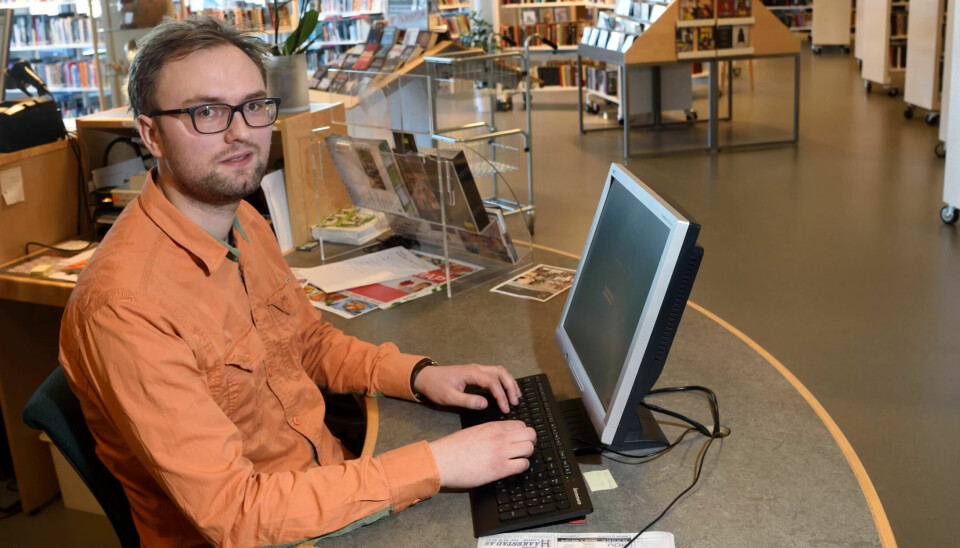 ARBEIDSLEDIG: - Lånerne vil gjerne gjøre boktransaksjonene over disk fordi de er redd for at vi skal bli arbeidsledig hvis de skal låne og levere på egenhånd, forteller bibliotekansvarlig på Nedre Eiker bibliotek, Jørgen Hovde. ARBEIDSLEDIG: - Lånerne vil gjerne gjøre boktransaksjonene over disk fordi de er redd for at vi skal bli arbeidsledig hvis de skal låne og levere på egenhånd, forteller bibliotekansvarlig på Nedre Eiker bibliotek, Jørgen Hovde.