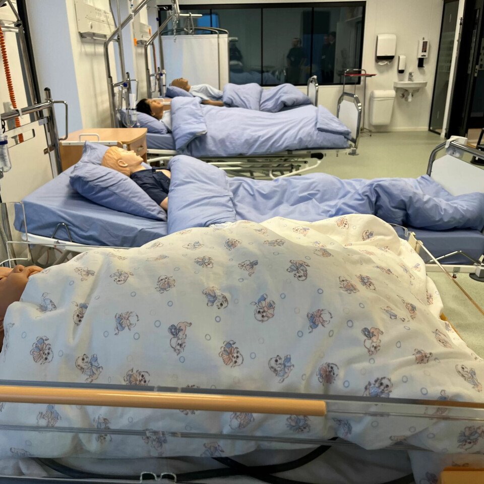 HØYETEKNOLOGISK AVDELING: På ferdighets- og simuleringssenteret i Fredrikstad trener studentene på pasienter i ulike aldre. HØYETEKNOLOGISK AVDELING: På ferdighets- og simuleringssenteret i Fredrikstad trener studentene på pasienter i ulike aldre.