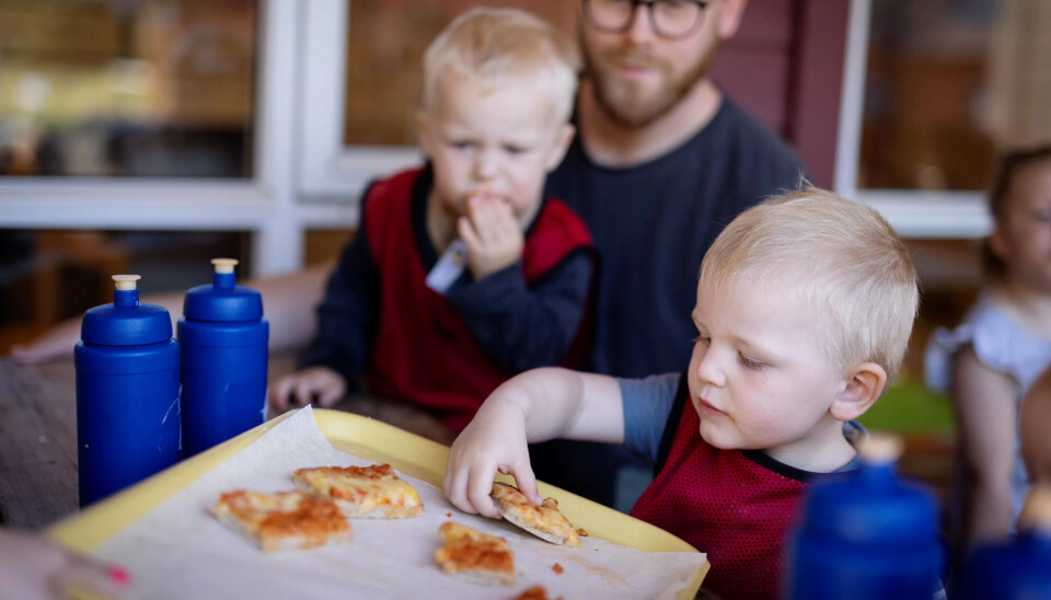 SKJERMET PIZZA: I Bjørnungen barnehage er måltidene skjermfrie, blant annet fordi læringspotensialet ved å delta i et måltid er så stort: Sosialt og språklig, men også fordi man lærer å vente på tur til å ta ordet og forsyne seg. SKJERMET PIZZA: I Bjørnungen barnehage er måltidene skjermfrie, blant annet fordi læringspotensialet ved å delta i et måltid er så stort: Sosialt og språklig, men også fordi man lærer å vente på tur til å ta ordet og forsyne seg.