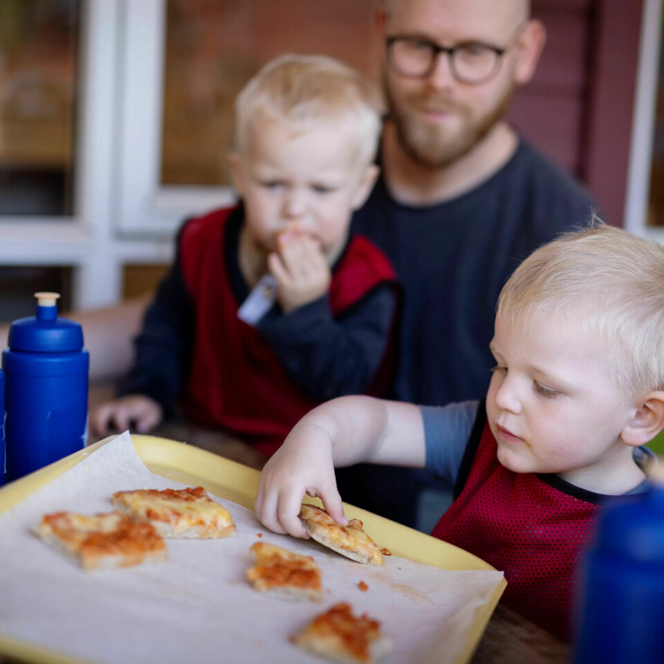 SKJERMET PIZZA: I Bjørnungen barnehage er måltidene skjermfrie, blant annet fordi læringspotensialet ved å delta i et måltid er så stort: Sosialt og språklig, men også fordi man lærer å vente på tur til å ta ordet og forsyne seg. SKJERMET PIZZA: I Bjørnungen barnehage er måltidene skjermfrie, blant annet fordi læringspotensialet ved å delta i et måltid er så stort: Sosialt og språklig, men også fordi man lærer å vente på tur til å ta ordet og forsyne seg.