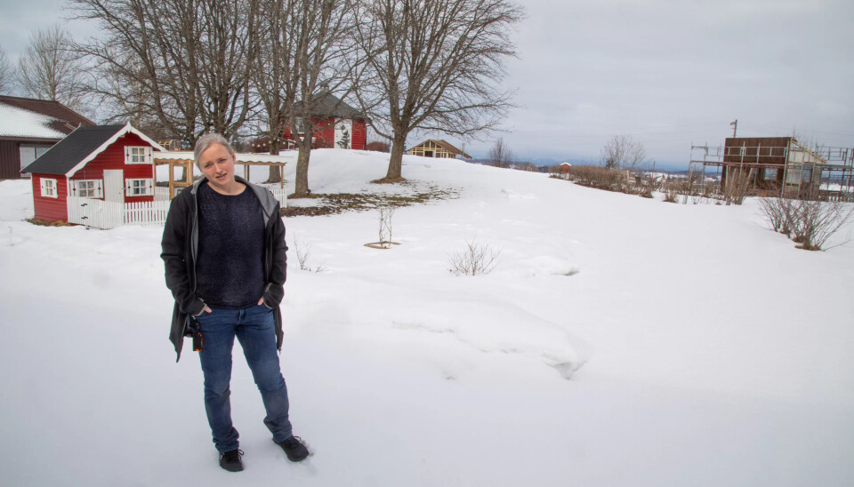UTEROM: Elever fra Bygg og anlegg har snekret scenen og hus i bakgrunnen. På sommerstid har de mange aktiviteter i hagen. UTEROM: Elever fra Bygg og anlegg har snekret scenen og hus i bakgrunnen. På sommerstid har de mange aktiviteter i hagen.