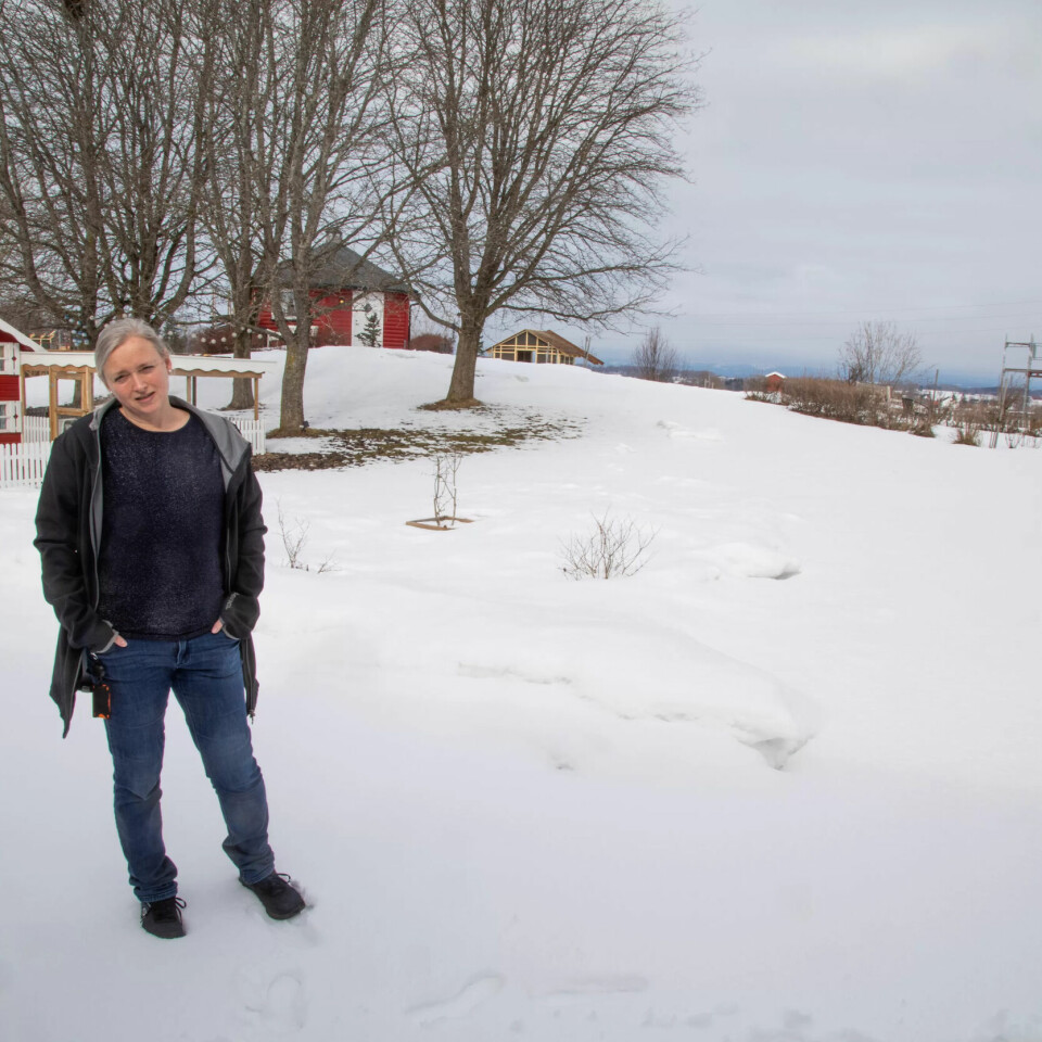 UTEROM: Elever fra Bygg og anlegg har snekret scenen og hus i bakgrunnen. På sommerstid har de mange aktiviteter i hagen. UTEROM: Elever fra Bygg og anlegg har snekret scenen og hus i bakgrunnen. På sommerstid har de mange aktiviteter i hagen.