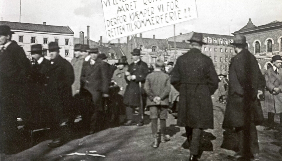 FERIE PÅ DAGSORDENEN: Her fra en 1. mai-demonstrasjon på Tullinløkka i Oslo rundt 1910. FERIE PÅ DAGSORDENEN: Her fra en 1. mai-demonstrasjon på Tullinløkka i Oslo rundt 1910.
