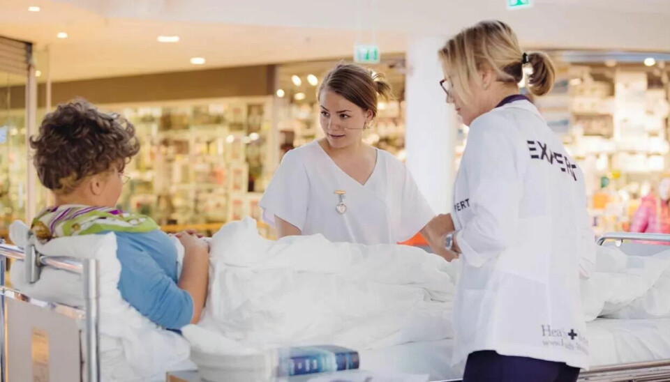 ØVER TIL VM: Jenny Fossan oppfordrer pasienten til å løfte beinet etter hofteoperasjonen. Veileder og dommer Yvonne Soggemoen følger med. ØVER TIL VM: Jenny Fossan oppfordrer pasienten til å løfte beinet etter hofteoperasjonen. Veileder og dommer Yvonne Soggemoen følger med.