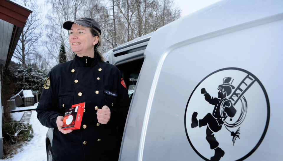 FOLK STOLER PÅ FEIERNE: Først og fremst snakker feierne med folk om sikkerhet, men de spør også om folk har det bra. Kjersti Jørgensen opplever at folk flest er tillitsfulle og slipper dem inn. FOLK STOLER PÅ FEIERNE: Først og fremst snakker feierne med folk om sikkerhet, men de spør også om folk har det bra. Kjersti Jørgensen opplever at folk flest er tillitsfulle og slipper dem inn.