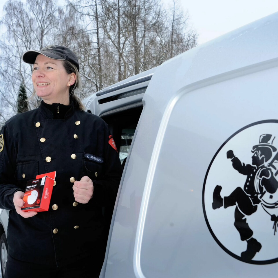 FOLK STOLER PÅ FEIERNE: Først og fremst snakker feierne med folk om sikkerhet, men de spør også om folk har det bra. Kjersti Jørgensen opplever at folk flest er tillitsfulle og slipper dem inn. FOLK STOLER PÅ FEIERNE: Først og fremst snakker feierne med folk om sikkerhet, men de spør også om folk har det bra. Kjersti Jørgensen opplever at folk flest er tillitsfulle og slipper dem inn.