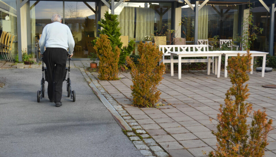 TRYGG OG FRI: Om minnet sviktar, kan behovet for å komme seg ut vere like stort. Sporing med GPS kan gi fridom og spare oss for store leiteaksjonar. TRYGG OG FRI: Om minnet sviktar, kan behovet for å komme seg ut vere like stort. Sporing med GPS kan gi fridom og spare oss for store leiteaksjonar.