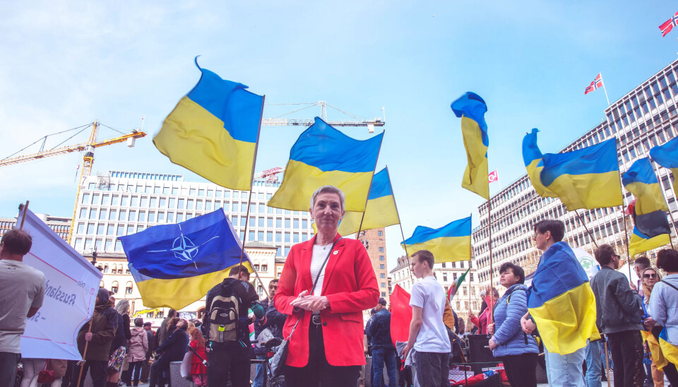 LO-leder Peggy Hessen Følsvik besøkte ukrainere på Youngstorget før hun holdt sin tale for dagen. LO-leder Peggy Hessen Følsvik besøkte ukrainere på Youngstorget før hun holdt sin tale for dagen.