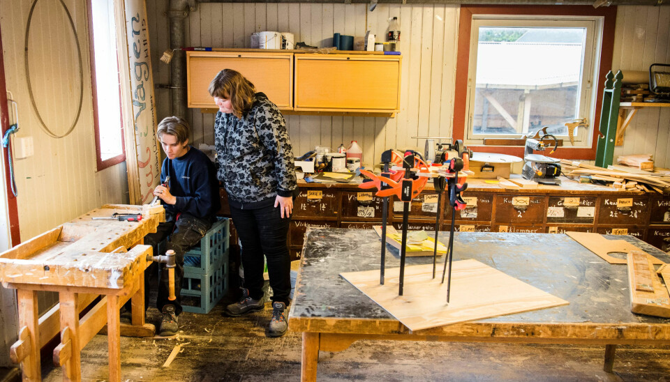 KONSENTRERT: Linda Nilsen vet når elevene trenger pause og når de trenger en ekstra dytt. Henrik trives best når han får sitte i fred og jobbe med øsekaret. KONSENTRERT: Linda Nilsen vet når elevene trenger pause og når de trenger en ekstra dytt. Henrik trives best når han får sitte i fred og jobbe med øsekaret.