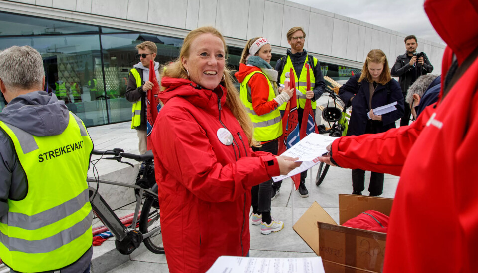 LIKE FØR MARSJSTART: – Vi er forberedt på videre kamp, men vi håper konflikten snart løses, sier Anette Edmunds ved Operaen. LIKE FØR MARSJSTART: – Vi er forberedt på videre kamp, men vi håper konflikten snart løses, sier Anette Edmunds ved Operaen.