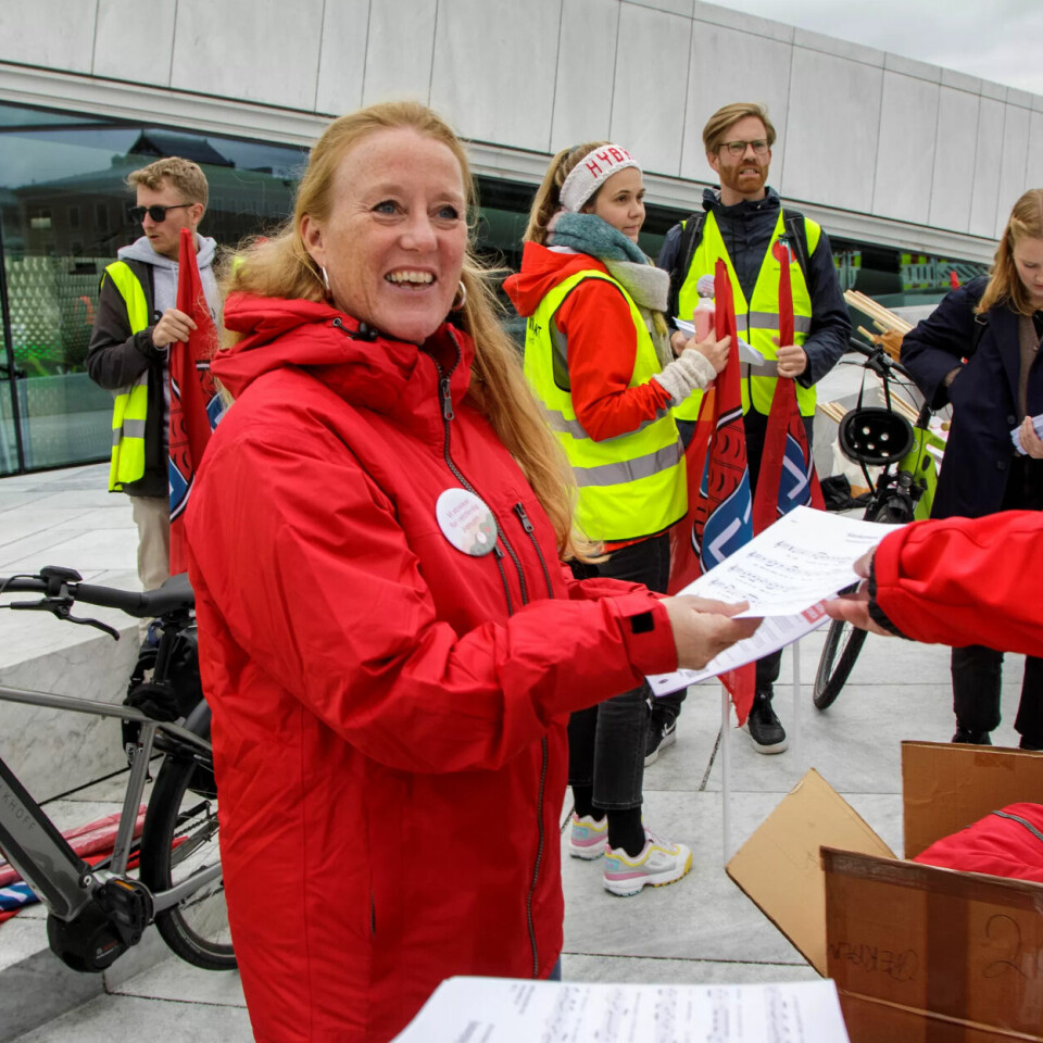 LIKE FØR MARSJSTART: – Vi er forberedt på videre kamp, men vi håper konflikten snart løses, sier Anette Edmunds ved Operaen. LIKE FØR MARSJSTART: – Vi er forberedt på videre kamp, men vi håper konflikten snart løses, sier Anette Edmunds ved Operaen.