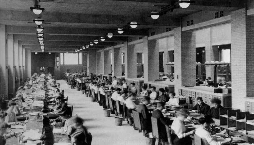 LANGVARIG UTVIKLING: Hvordan vi skal ha det rundt oss på jobben er blitt en vitenskap. Her er tidlig variant av kontorlandskap, fra det kjente Larkin-bygget. The Larkin Administration building ble designet i 1904 av den amerikanske arkitekten Frank Lloyd Wright. Wright var en forkjemper for åpne planløsninger, også i bolighus, og det nye kontorbygget i Buffalo, New York, ble kjent for mange nyvinninger. Blant annet klimaanlegg, innebygde skrivebordsmøbler, veggfestede toaletter – og et gigantisk innebygd orgel. Bygget ble omtalt som landets første ultramoderne kontorbygg. LANGVARIG UTVIKLING: Hvordan vi skal ha det rundt oss på jobben er blitt en vitenskap. Her er tidlig variant av kontorlandskap, fra det kjente Larkin-bygget. The Larkin Administration building ble designet i 1904 av den amerikanske arkitekten Frank Lloyd Wright. Wright var en forkjemper for åpne planløsninger, også i bolighus, og det nye kontorbygget i Buffalo, New York, ble kjent for mange nyvinninger. Blant annet klimaanlegg, innebygde skrivebordsmøbler, veggfestede toaletter – og et gigantisk innebygd orgel. Bygget ble omtalt som landets første ultramoderne kontorbygg.