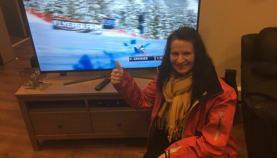 FØRJULSGAVE: Nyvalgt tillitsvalgt på ambulansestasjonen i Stjørdal, Monica Foros, og de andre ansatte på ambulansekontoret i Stjørdal fikk TV for innsatsen sin som storverevere. FØRJULSGAVE: Nyvalgt tillitsvalgt på ambulansestasjonen i Stjørdal, Monica Foros, og de andre ansatte på ambulansekontoret i Stjørdal fikk TV for innsatsen sin som storverevere.