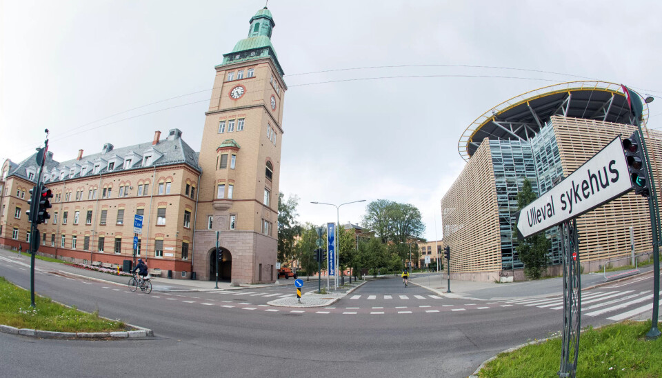 Mange sykehusansatte klager over arbeidsforholdene. Årsaken er delvis gamle og utdaterte sykehusbygg, som her på Ullevål sykehus, mener helseminister Bent Høie (H) Mange sykehusansatte klager over arbeidsforholdene. Årsaken er delvis gamle og utdaterte sykehusbygg, som her på Ullevål sykehus, mener helseminister Bent Høie (H)