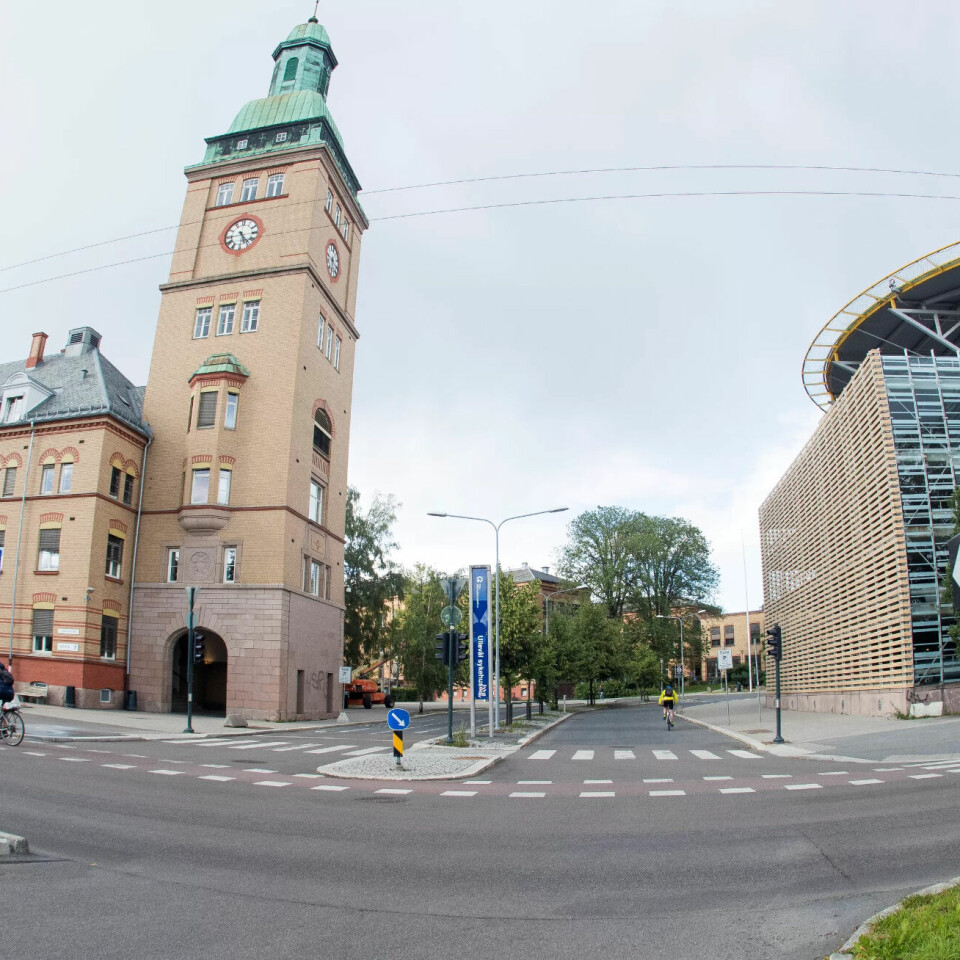 Mange sykehusansatte klager over arbeidsforholdene. Årsaken er delvis gamle og utdaterte sykehusbygg, som her på Ullevål sykehus, mener helseminister Bent Høie (H) Mange sykehusansatte klager over arbeidsforholdene. Årsaken er delvis gamle og utdaterte sykehusbygg, som her på Ullevål sykehus, mener helseminister Bent Høie (H)