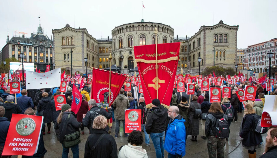 Fra demonstrasjonen for pensjon fra første krone foran Stortinget. Fra demonstrasjonen for pensjon fra første krone foran Stortinget.