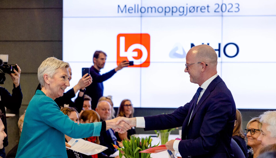 Peggy Hessen Følsvik (LO) og Ole Erik Almlid (NHO) ved starten av lønnsforhandlingene tidligere i år. Peggy Hessen Følsvik (LO) og Ole Erik Almlid (NHO) ved starten av lønnsforhandlingene tidligere i år.