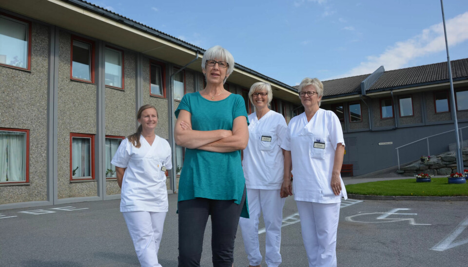 VANT KAMPEN: Hjelpepleier Rita Olsen (f.v.), plasstillitsvalgt Lillian de Rezende, hjelpepleier Gudrun Bø og fagansvarlig sykepleier Anlaug Sørhus jubler over at Storesund bu- og behandlingsheim fortsatt skal drives av Karmøy kommune. VANT KAMPEN: Hjelpepleier Rita Olsen (f.v.), plasstillitsvalgt Lillian de Rezende, hjelpepleier Gudrun Bø og fagansvarlig sykepleier Anlaug Sørhus jubler over at Storesund bu- og behandlingsheim fortsatt skal drives av Karmøy kommune.