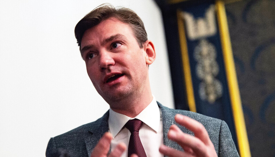 – Jeg er veldig glad for å få feriepenger. Det har hjulpet meg mang en sommer, særlig i yngre alder, at noen sparte for meg, sa fungerende arbeids- og sosialminister Henrik Asheim (H). – Jeg er veldig glad for å få feriepenger. Det har hjulpet meg mang en sommer, særlig i yngre alder, at noen sparte for meg, sa fungerende arbeids- og sosialminister Henrik Asheim (H).