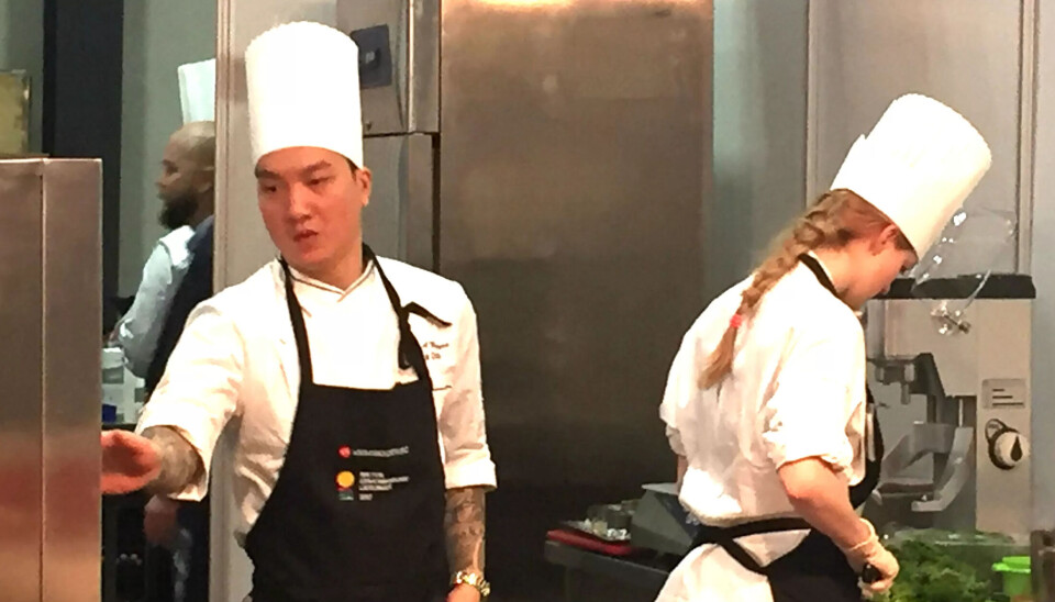 VINNERNE: Chris AndyNguyen og Mari Øyvåk tilbereder her vinnerlunsjen; pai med Snøfrisk og appelsinvinaigrette og salat med syltet løk. VINNERNE: Chris AndyNguyen og Mari Øyvåk tilbereder her vinnerlunsjen; pai med Snøfrisk og appelsinvinaigrette og salat med syltet løk.