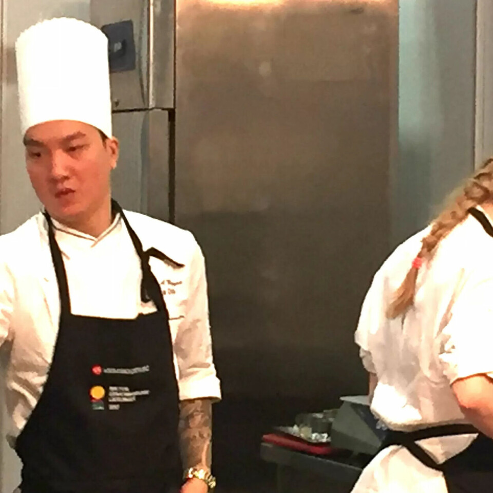 VINNERNE: Chris AndyNguyen og Mari Øyvåk tilbereder her vinnerlunsjen; pai med Snøfrisk og appelsinvinaigrette og salat med syltet løk. VINNERNE: Chris AndyNguyen og Mari Øyvåk tilbereder her vinnerlunsjen; pai med Snøfrisk og appelsinvinaigrette og salat med syltet løk.