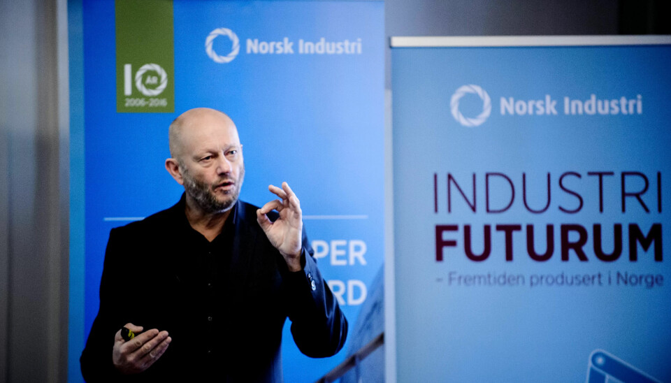 MINDRE: NHO-direktør Stein Lier-Hansen mener pensjonskostnadene må reduseres, ikke økes. Hvis LO ikke går tilbake på kravet om at tejenestepensjon avtalefestes og organiseres gjennom kollektive avtaler, vil oppgjøret ende i streik, sier han. MINDRE: NHO-direktør Stein Lier-Hansen mener pensjonskostnadene må reduseres, ikke økes. Hvis LO ikke går tilbake på kravet om at tejenestepensjon avtalefestes og organiseres gjennom kollektive avtaler, vil oppgjøret ende i streik, sier han.