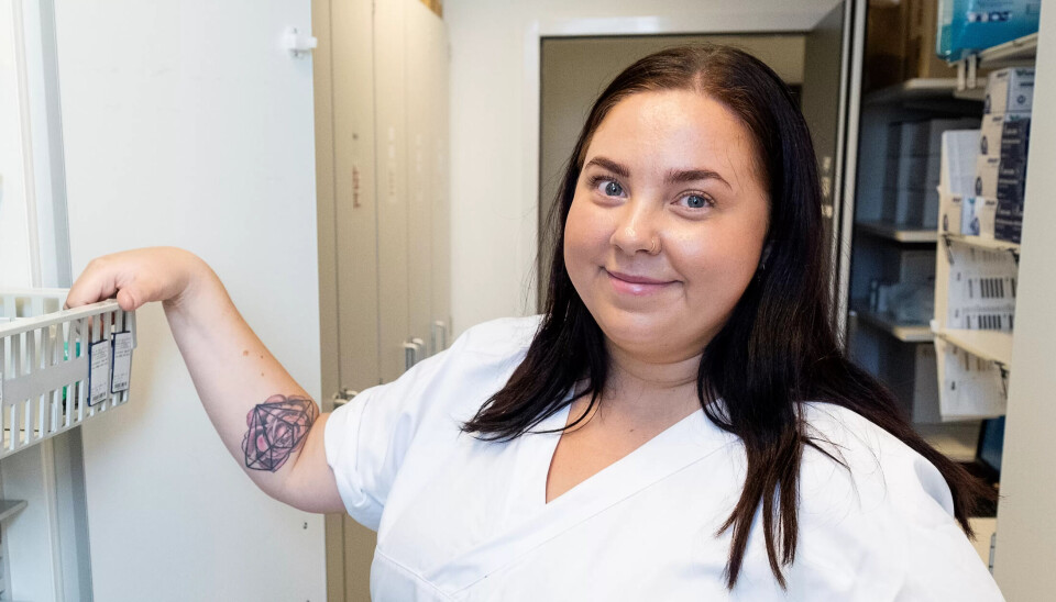 Hanne Finstad liker å jobbe på sykehus. Hennes yrkesgruppe kan brukes til mange flere arbeidsoppgaver enn mat og stell. Hanne Finstad liker å jobbe på sykehus. Hennes yrkesgruppe kan brukes til mange flere arbeidsoppgaver enn mat og stell.