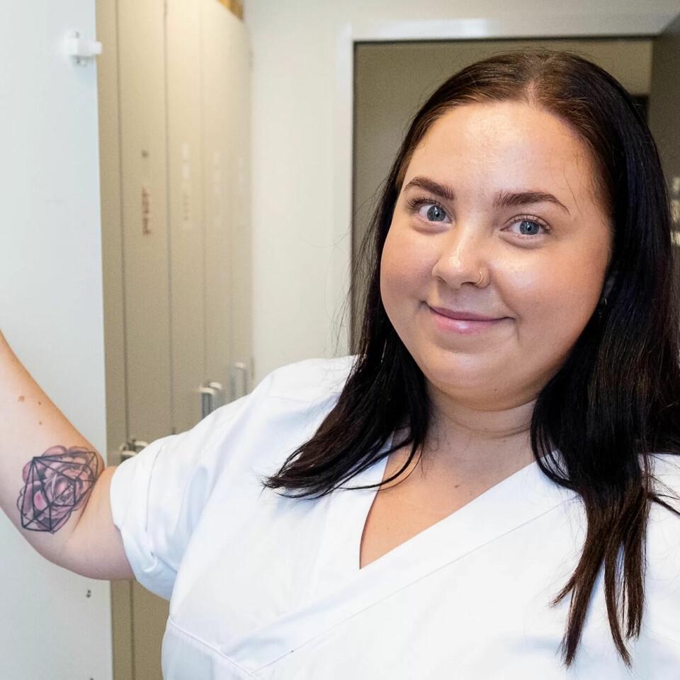 Hanne Finstad liker å jobbe på sykehus. Hennes yrkesgruppe kan brukes til mange flere arbeidsoppgaver enn mat og stell. Hanne Finstad liker å jobbe på sykehus. Hennes yrkesgruppe kan brukes til mange flere arbeidsoppgaver enn mat og stell.