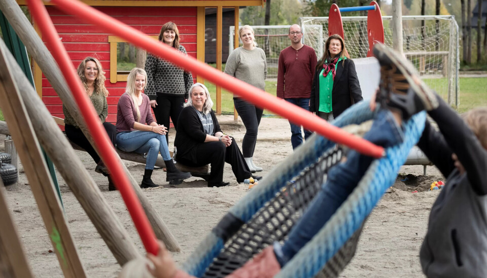 GJENSIDIG RESPEKT: På Heddal barneskole finnes det ikke et A- og B-lag. Det sørger lærer Silje Stenhaug Christoffersen, SFO-leder Lena Larsen, rektor Veslemøy Eliassen, fagarbeider Susanne Moen, teamleder på mellomtrinnet Maria Tresland, inspektør Magnus Andersen og hovedtillitsvalgt Fagforbundet Lisbeth Grønbæk for. GJENSIDIG RESPEKT: På Heddal barneskole finnes det ikke et A- og B-lag. Det sørger lærer Silje Stenhaug Christoffersen, SFO-leder Lena Larsen, rektor Veslemøy Eliassen, fagarbeider Susanne Moen, teamleder på mellomtrinnet Maria Tresland, inspektør Magnus Andersen og hovedtillitsvalgt Fagforbundet Lisbeth Grønbæk for.