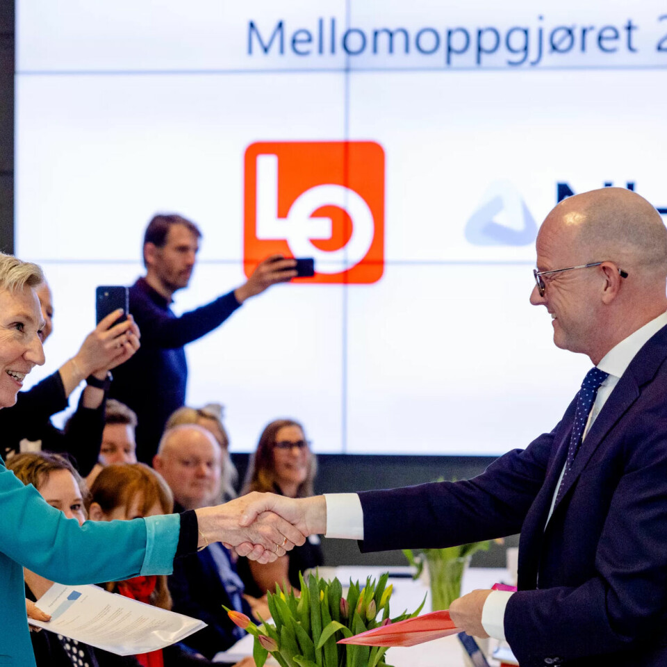 Arbeidstakerne (LO) og arbeidsgiverne (NHO) forhandler hvert år. Arbeidstakerne (LO) og arbeidsgiverne (NHO) forhandler hvert år.