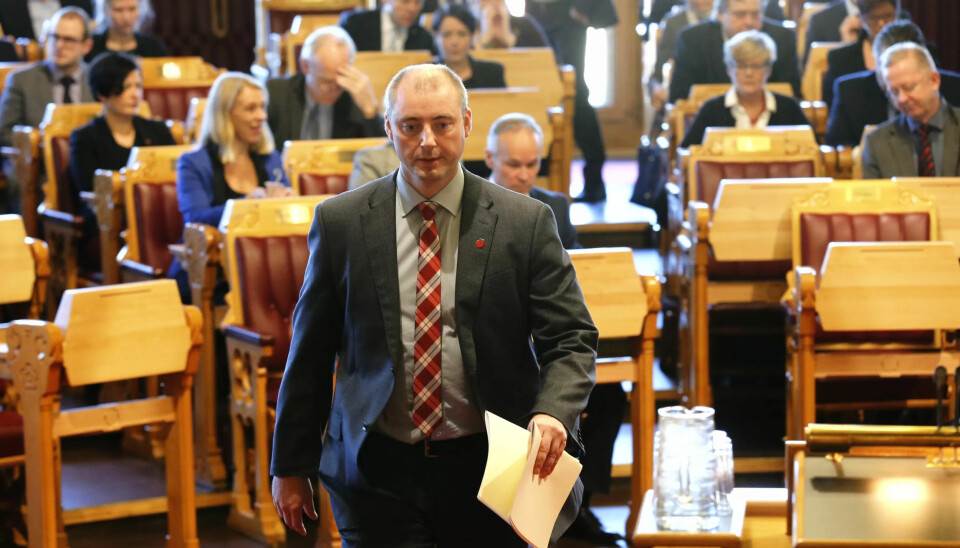 Arbeidsminister Robert Eriksson (Frp) valgte å overse kritiske høringsuttalelser og å gå utenom Stortinget for å få mer av attføringstjenestene ut på anbud. Arbeidsminister Robert Eriksson (Frp) valgte å overse kritiske høringsuttalelser og å gå utenom Stortinget for å få mer av attføringstjenestene ut på anbud.