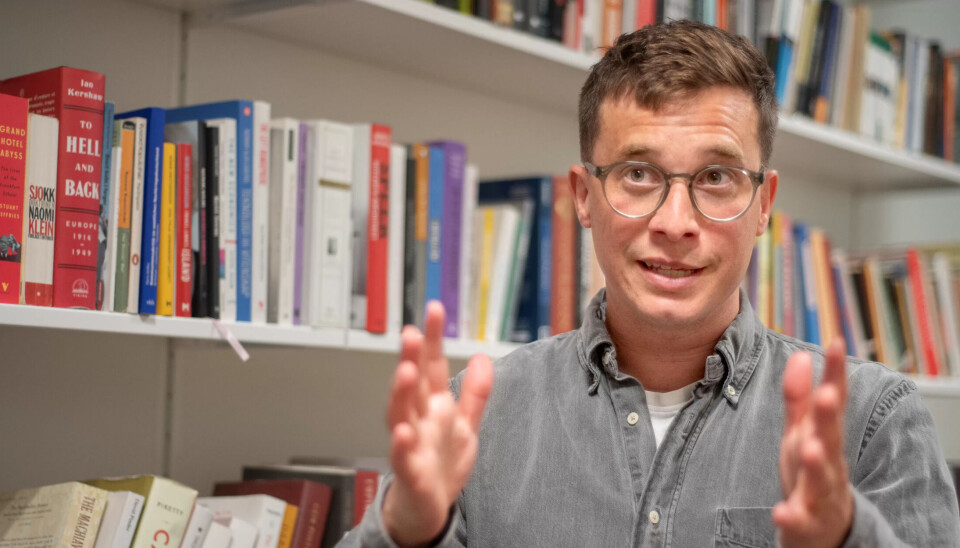 OM RIKE OG SKATT: – Jeg tenker ikke på dyre flybilletter og eksklusiv vin, sier historiker Ola Innset når han snakker om privat sløsing. OM RIKE OG SKATT: – Jeg tenker ikke på dyre flybilletter og eksklusiv vin, sier historiker Ola Innset når han snakker om privat sløsing.