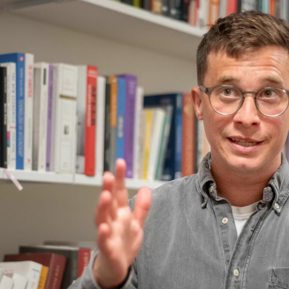 OM RIKE OG SKATT: – Jeg tenker ikke på dyre flybilletter og eksklusiv vin, sier historiker Ola Innset når han snakker om privat sløsing. OM RIKE OG SKATT: – Jeg tenker ikke på dyre flybilletter og eksklusiv vin, sier historiker Ola Innset når han snakker om privat sløsing.