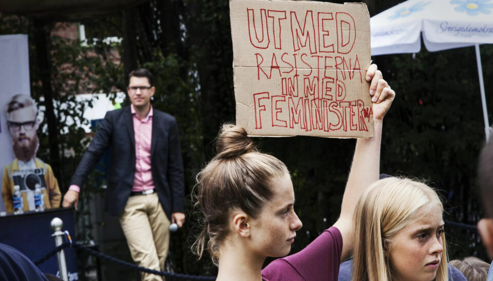 Sverigedemokratenes leder, Jimmi Åkesson, ble møtt av buende demonstranter nesten hvor enn han opptrådte under valgkampen. Det fikk ikke folk til å vende seg vekk fra partiet. Tvert imot doblet partiet oppslutningen og ble valgets klare vinner. Sverigedemokratenes leder, Jimmi Åkesson, ble møtt av buende demonstranter nesten hvor enn han opptrådte under valgkampen. Det fikk ikke folk til å vende seg vekk fra partiet. Tvert imot doblet partiet oppslutningen og ble valgets klare vinner.