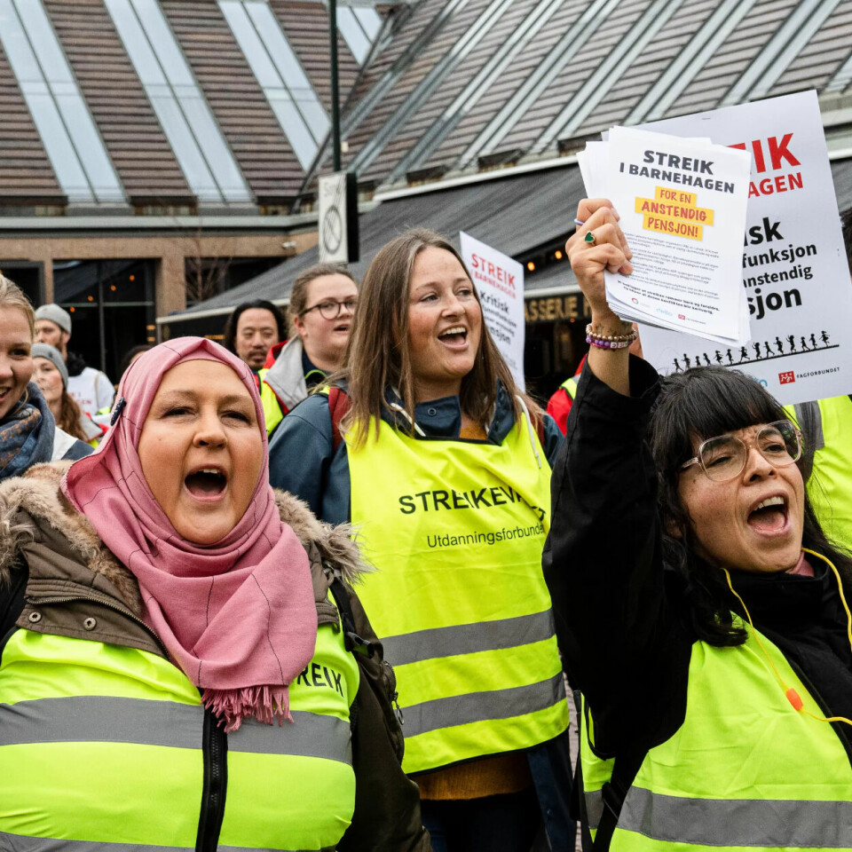 STREIKER PÅ FEMTE UKA: 3600 barnehageansatte er nå i streik bedre pensjon. På en streikemarkering i Oslo 25. oktober ropte Anne Heidi Simonsen (t.v.) og Aylin Campos ropte ut sine krav om en bedre pensjon. - Det er helt fantastisk oppmøte, dette får fram følelser, sier Campos til Fagbladet. STREIKER PÅ FEMTE UKA: 3600 barnehageansatte er nå i streik bedre pensjon. På en streikemarkering i Oslo 25. oktober ropte Anne Heidi Simonsen (t.v.) og Aylin Campos ropte ut sine krav om en bedre pensjon. - Det er helt fantastisk oppmøte, dette får fram følelser, sier Campos til Fagbladet.