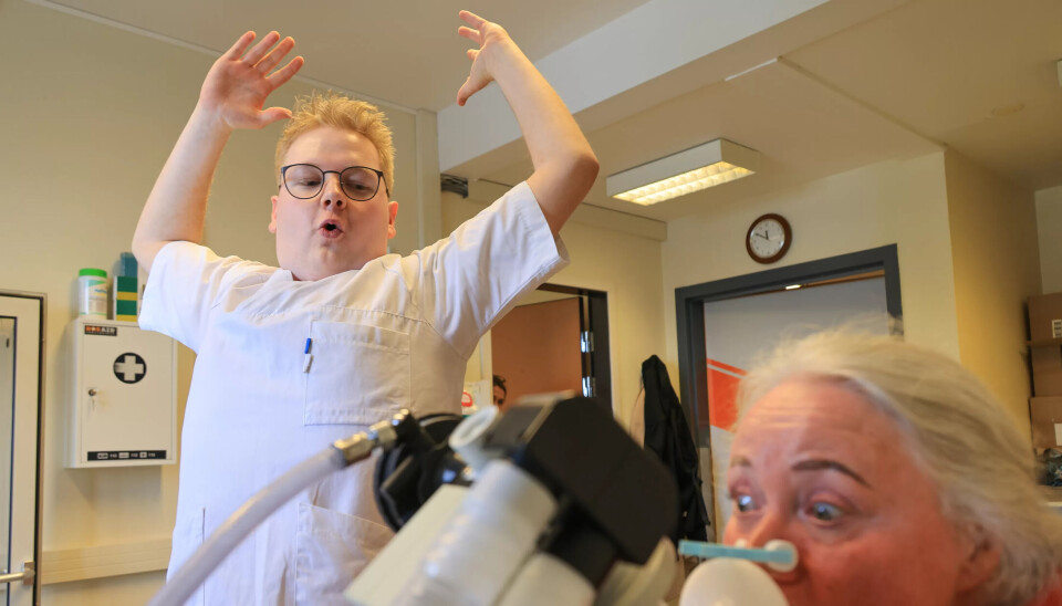 ØVELSE GJØR MESTER: Henrik Solberg Bølgenhaugen hospiterer ved Drammen sykehus for å øve til yrkes-EM i helsefag. Her med «test-pasient», Fagforbundets Yvonne Elisabeth Myrvang, ved spirometri-apparatet. ØVELSE GJØR MESTER: Henrik Solberg Bølgenhaugen hospiterer ved Drammen sykehus for å øve til yrkes-EM i helsefag. Her med «test-pasient», Fagforbundets Yvonne Elisabeth Myrvang, ved spirometri-apparatet.