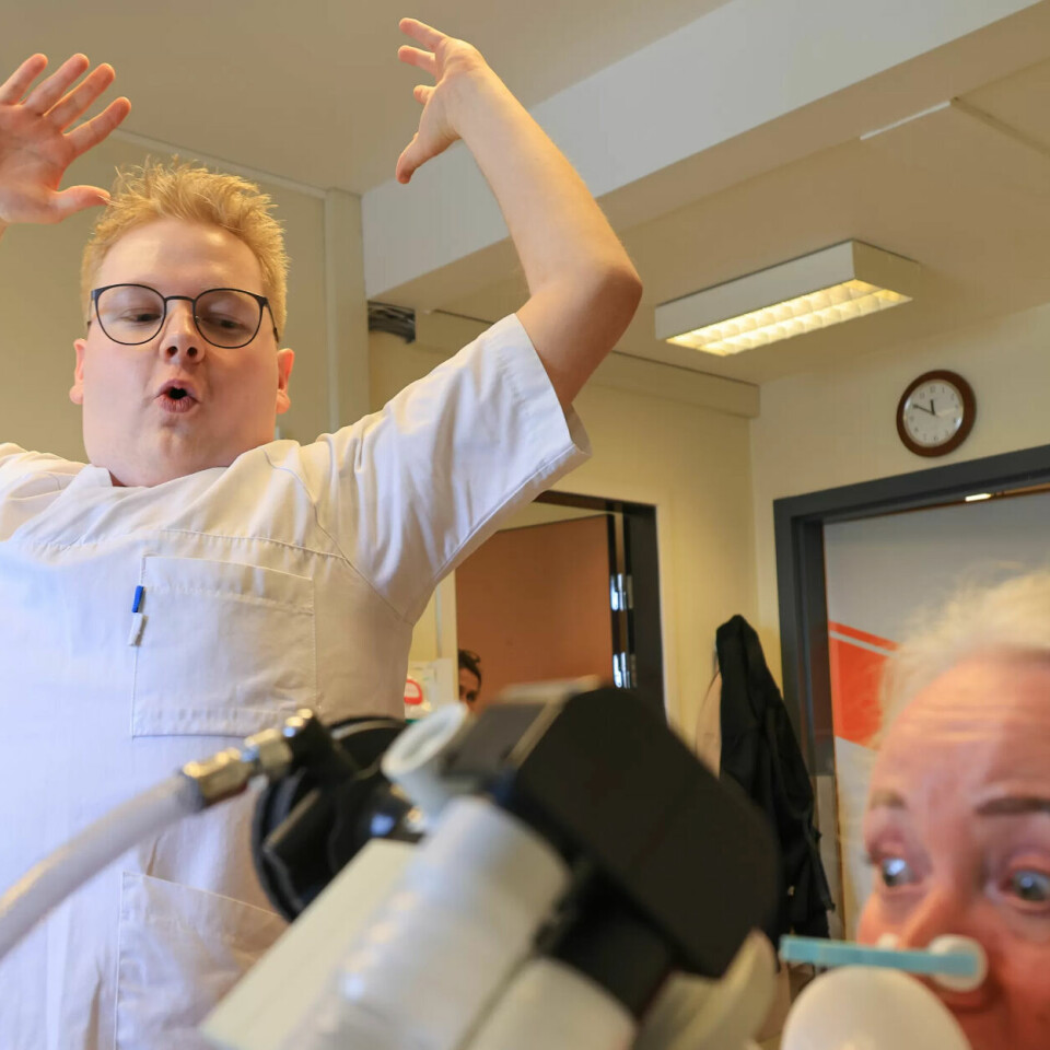 ØVELSE GJØR MESTER: Henrik Solberg Bølgenhaugen hospiterer ved Drammen sykehus for å øve til yrkes-EM i helsefag. Her med «test-pasient», Fagforbundets Yvonne Elisabeth Myrvang, ved spirometri-apparatet. ØVELSE GJØR MESTER: Henrik Solberg Bølgenhaugen hospiterer ved Drammen sykehus for å øve til yrkes-EM i helsefag. Her med «test-pasient», Fagforbundets Yvonne Elisabeth Myrvang, ved spirometri-apparatet.