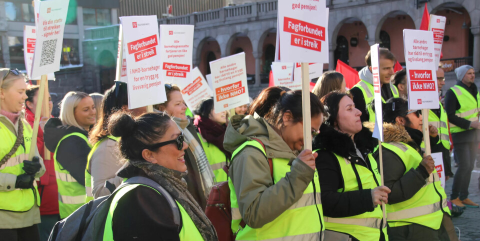 STØTTE: Fagforbundet mobiliserte med støttemarkering for dei streikande barnehagetilsette onsdag 15. mars på Youngstorget i Oslo. Rundt 100 tilsette som er organisert i NHO-barnehagar ønsker no same type pensjon som i det store fleirtalet av andre private barnehagar. STØTTE: Fagforbundet mobiliserte med støttemarkering for dei streikande barnehagetilsette onsdag 15. mars på Youngstorget i Oslo. Rundt 100 tilsette som er organisert i NHO-barnehagar ønsker no same type pensjon som i det store fleirtalet av andre private barnehagar.