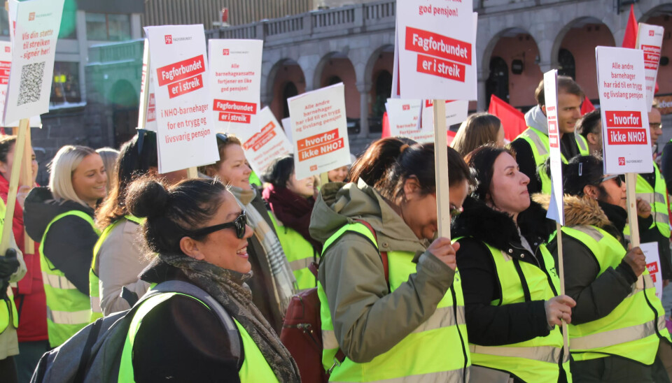 STØTTE: Fagforbundet mobiliserte med støttemarkering for dei streikande barnehagetilsette onsdag 15. mars på Youngstorget i Oslo. Rundt 100 tilsette som er organisert i NHO-barnehagar ønsker no same type pensjon som i det store fleirtalet av andre private barnehagar. STØTTE: Fagforbundet mobiliserte med støttemarkering for dei streikande barnehagetilsette onsdag 15. mars på Youngstorget i Oslo. Rundt 100 tilsette som er organisert i NHO-barnehagar ønsker no same type pensjon som i det store fleirtalet av andre private barnehagar.