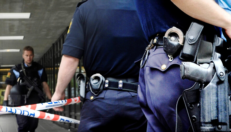 DRAMATISK: De ansatte var tydelig preget etter at en 60 år gammel mann avfyrte en pistol i mottaket på Nav Gamle Oslo fredag 1. juni 2012. – Jeg kom meg ned i mottaket ganske fort da vi hørte at mannen var på vei oppover i bygget, fortalte en av de ansatte, en sosionom. Etter fire år i jobben var hun vant til trusler fra klientene. – Det skjer ofte. Men aldri noe slikt som dette. DRAMATISK: De ansatte var tydelig preget etter at en 60 år gammel mann avfyrte en pistol i mottaket på Nav Gamle Oslo fredag 1. juni 2012. – Jeg kom meg ned i mottaket ganske fort da vi hørte at mannen var på vei oppover i bygget, fortalte en av de ansatte, en sosionom. Etter fire år i jobben var hun vant til trusler fra klientene. – Det skjer ofte. Men aldri noe slikt som dette.