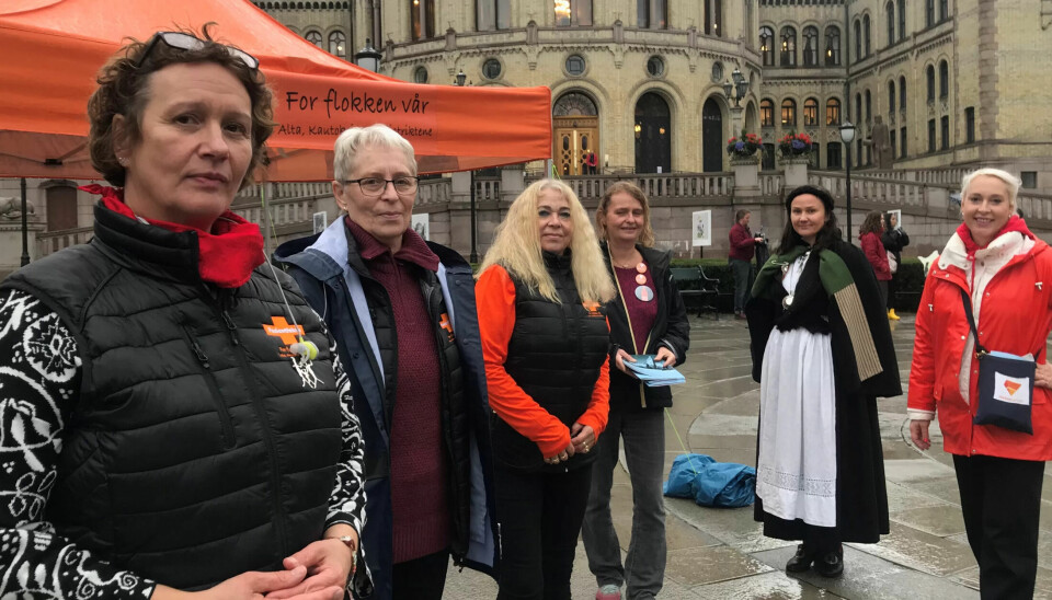 Opprøret mot markedstankegangen i helsevesenet har ført til stiftelsen av den nye organisasjonen, «Alternativ til Helseforetaksmodellen». Fra venstre: Irene Ojala, Rita Annie Strøm, Unn Harriet Vekve fra Pasientfokus, Lene Haug fra folkekasjonen «Redd Ullevål Sykehus», Anja Helene Solvik fra Bunadsgeriljaen, samt Lise Askvik, leder av Helsepartiet. Opprøret mot markedstankegangen i helsevesenet har ført til stiftelsen av den nye organisasjonen, «Alternativ til Helseforetaksmodellen». Fra venstre: Irene Ojala, Rita Annie Strøm, Unn Harriet Vekve fra Pasientfokus, Lene Haug fra folkekasjonen «Redd Ullevål Sykehus», Anja Helene Solvik fra Bunadsgeriljaen, samt Lise Askvik, leder av Helsepartiet.