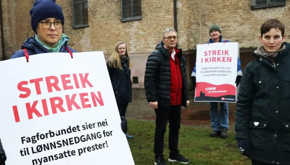 Nestleder i Fagforbundet TeoLOgene, Heinke Foertsch, og de andre streikende prestene krever at nyansatte prester skal ha like god lønn som nå. Nestleder i Fagforbundet TeoLOgene, Heinke Foertsch, og de andre streikende prestene krever at nyansatte prester skal ha like god lønn som nå.