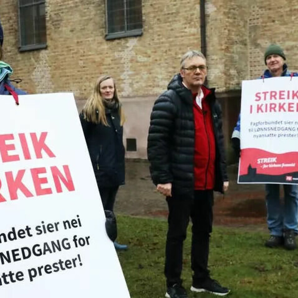 Nestleder i Fagforbundet TeoLOgene, Heinke Foertsch, og de andre streikende prestene krever at nyansatte prester skal ha like god lønn som nå. Nestleder i Fagforbundet TeoLOgene, Heinke Foertsch, og de andre streikende prestene krever at nyansatte prester skal ha like god lønn som nå.