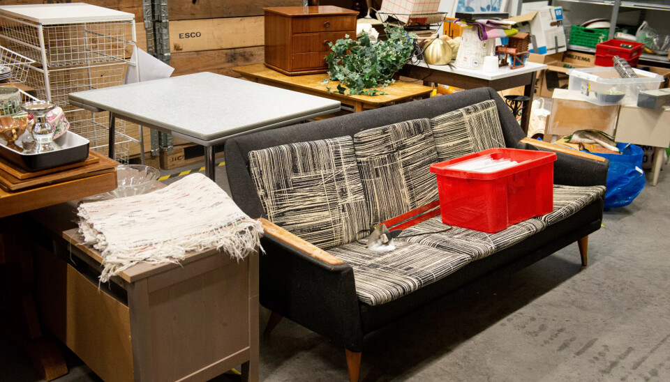 SNASEN SOFA: Det er bedriften Mjøsanker som driver ombruksmottaket hvor kundene leverer inn det de mener er for fint til å kastes. På det grovsorterte lageret står møbler og andre gjenstander som enhver med sans for retro og vintage til å få vann i munnen. SNASEN SOFA: Det er bedriften Mjøsanker som driver ombruksmottaket hvor kundene leverer inn det de mener er for fint til å kastes. På det grovsorterte lageret står møbler og andre gjenstander som enhver med sans for retro og vintage til å få vann i munnen.