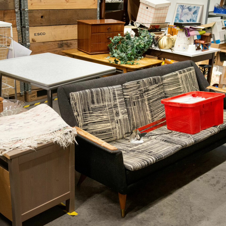 SNASEN SOFA: Det er bedriften Mjøsanker som driver ombruksmottaket hvor kundene leverer inn det de mener er for fint til å kastes. På det grovsorterte lageret står møbler og andre gjenstander som enhver med sans for retro og vintage til å få vann i munnen. SNASEN SOFA: Det er bedriften Mjøsanker som driver ombruksmottaket hvor kundene leverer inn det de mener er for fint til å kastes. På det grovsorterte lageret står møbler og andre gjenstander som enhver med sans for retro og vintage til å få vann i munnen.