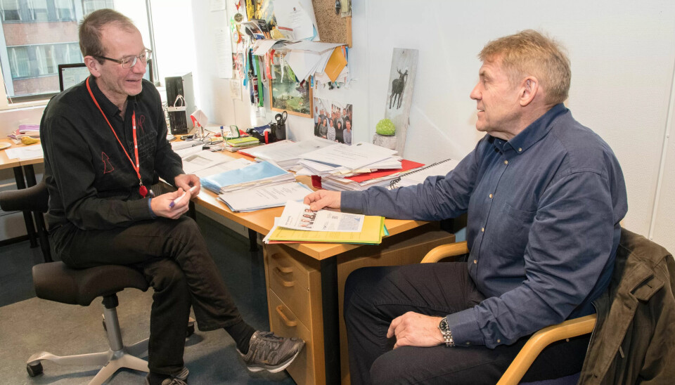 STØTTE: Fagforbundets pensjonsekspert Steinar Fuglevaag (tv) forstår frustrasjonen til Hans Ravndal. Fuglevaag skal delta i høringen 31. januar for å argumentere for hvorfor forslaget om å endre pensjonsreglene for Ravndal og andre i hans situasjon bør få støtte. STØTTE: Fagforbundets pensjonsekspert Steinar Fuglevaag (tv) forstår frustrasjonen til Hans Ravndal. Fuglevaag skal delta i høringen 31. januar for å argumentere for hvorfor forslaget om å endre pensjonsreglene for Ravndal og andre i hans situasjon bør få støtte.