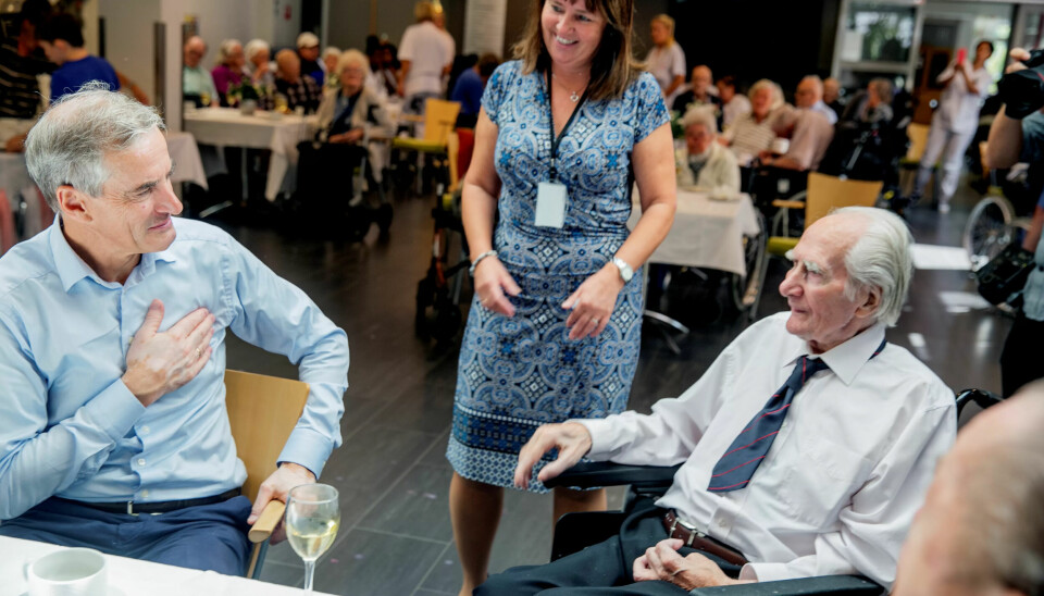 95 ÅR: Under besøket fikk Jonas Gahr Støre også hilse på Arne Hatlem, som hadde bursdag, og de andre beboerne. Hatlem er tidligere industriarbeider og fagorganisert. 95 ÅR: Under besøket fikk Jonas Gahr Støre også hilse på Arne Hatlem, som hadde bursdag, og de andre beboerne. Hatlem er tidligere industriarbeider og fagorganisert.