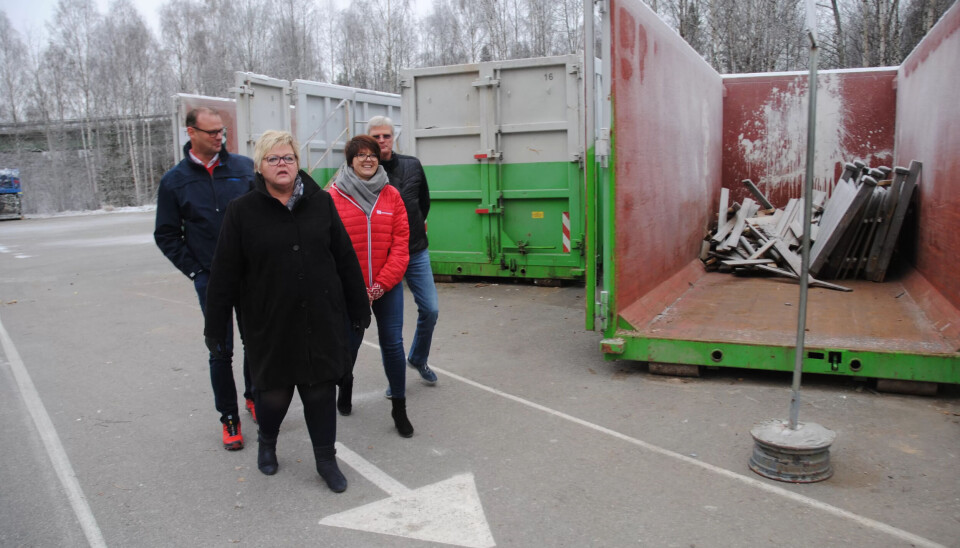 RENOVASJON-SEIER: De ansatte på mottaksstasjonen i Grue får renovatørene som kolleger om et år. Tillitsvalgte har lykkes med å få et enstemmig vedtak om å gjøre renovasjon med egne ansatte når midlertidige kontrakter går ut. RENOVASJON-SEIER: De ansatte på mottaksstasjonen i Grue får renovatørene som kolleger om et år. Tillitsvalgte har lykkes med å få et enstemmig vedtak om å gjøre renovasjon med egne ansatte når midlertidige kontrakter går ut.
